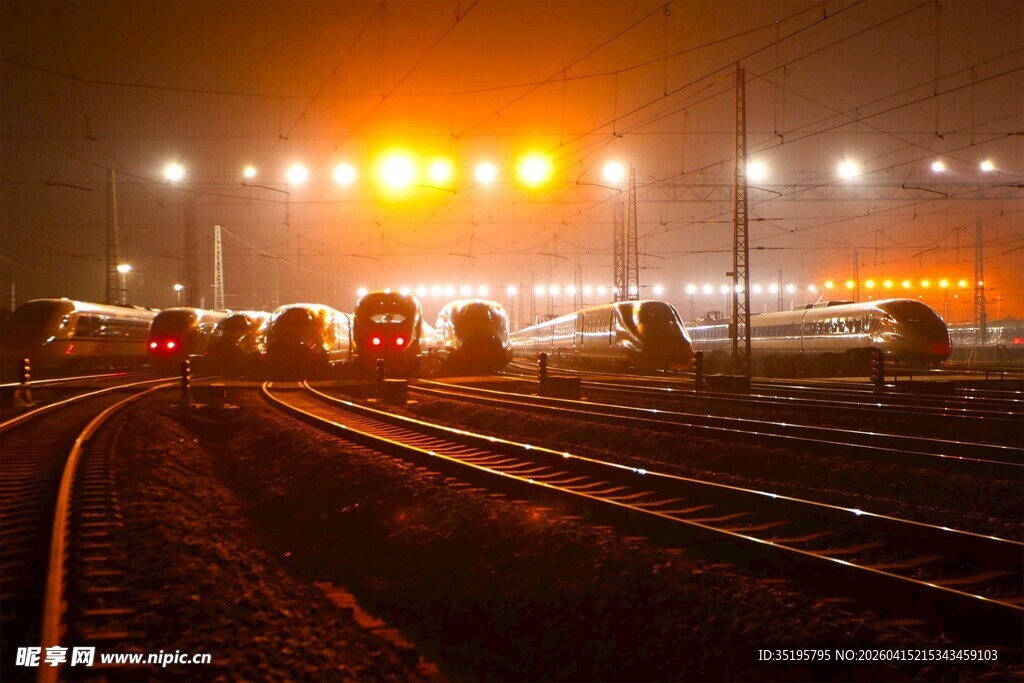 夜晚繁忙铁路场景