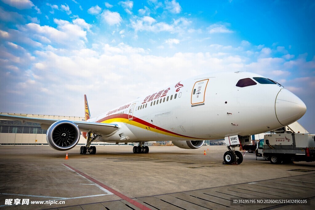 机场停放的大型客机