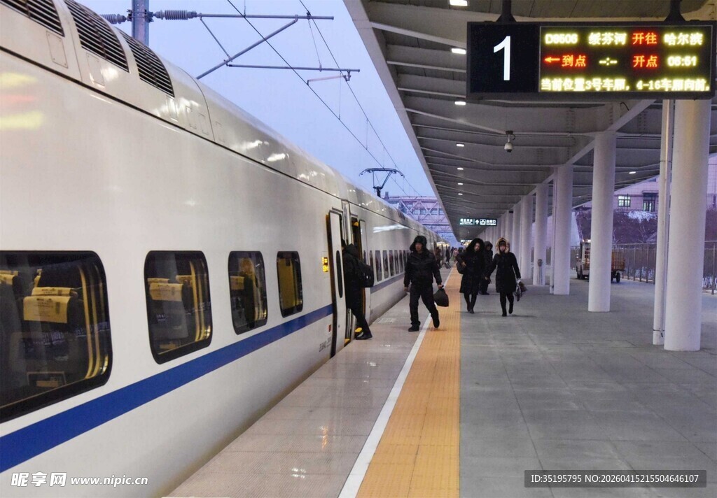 高铁站台上的列车与行人