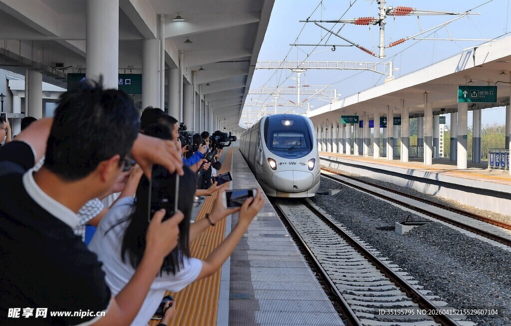 乘客站台拍摄高速列车