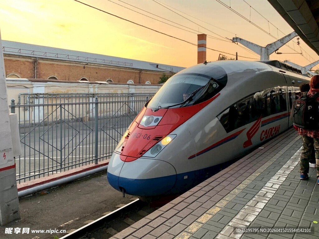 夕阳下的高速列车进站