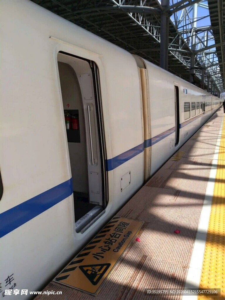 站台边停靠的一列高铁