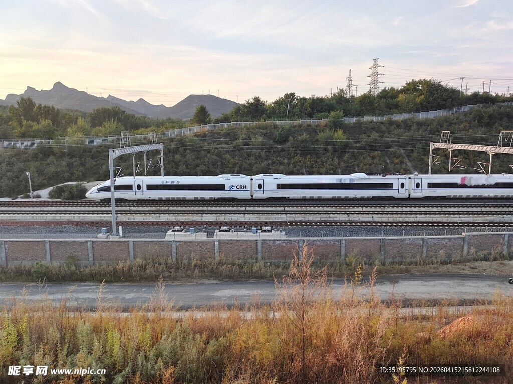 夕阳下的高速列车行驶中