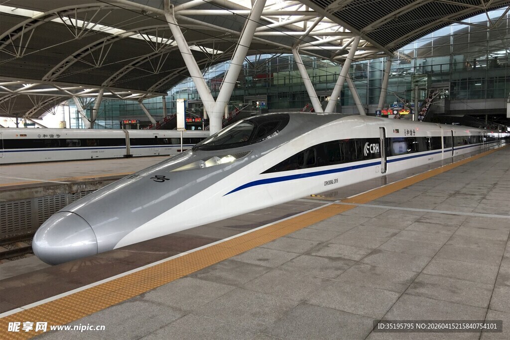 高铁站台上的银色高速列车