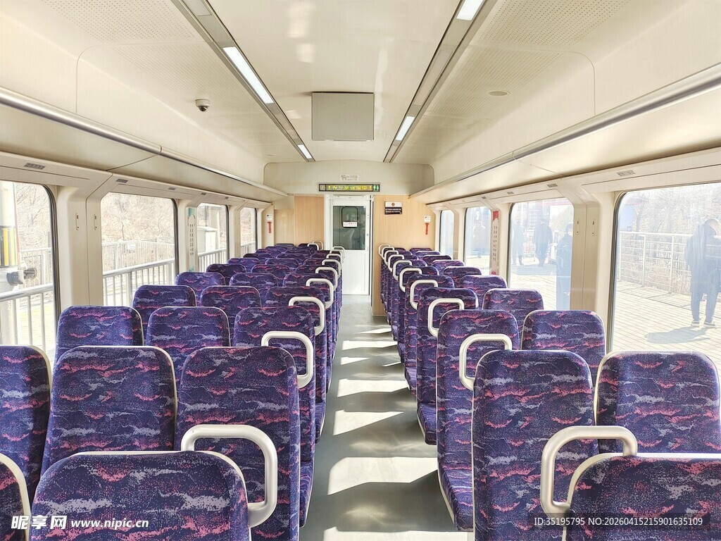 高铁车厢内的整齐座椅