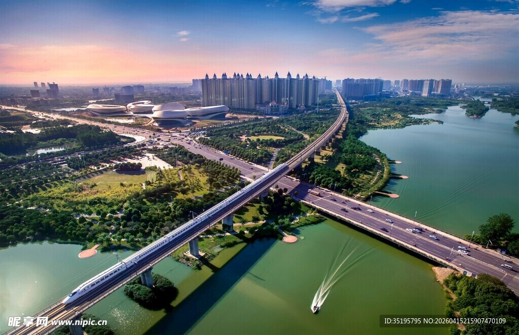 城市河畔桥梁壮丽景观