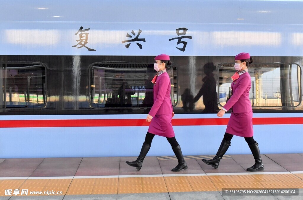身着制服的复兴号乘务员