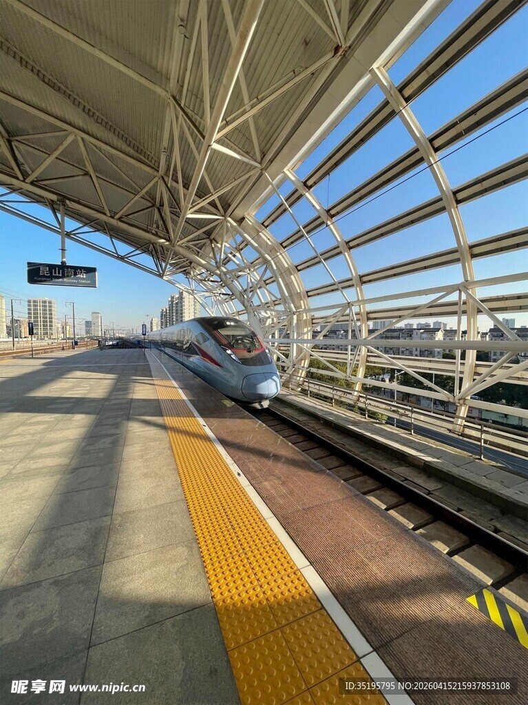 现代风格的城市地铁站台