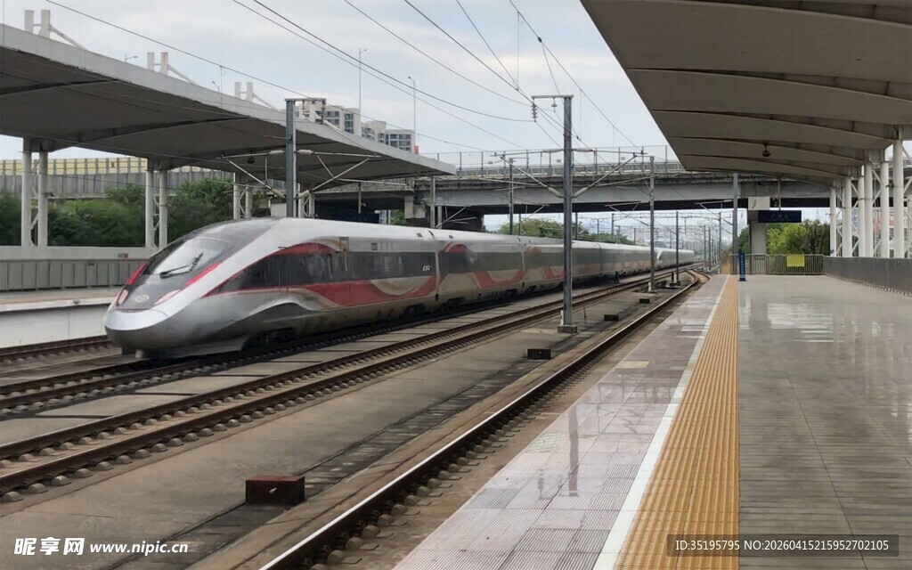 高铁站台上的高速列车
