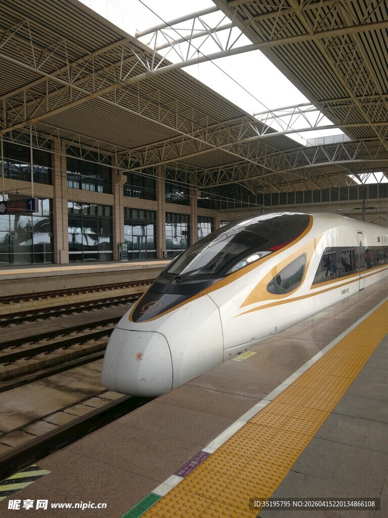 高铁站台上的高速列车