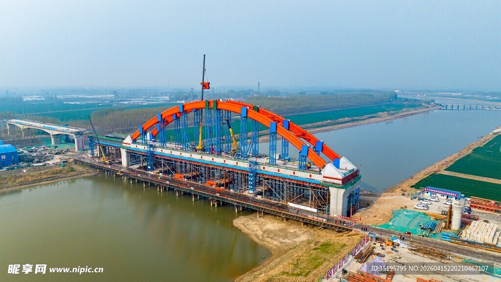 大型桥梁工程建设航拍图