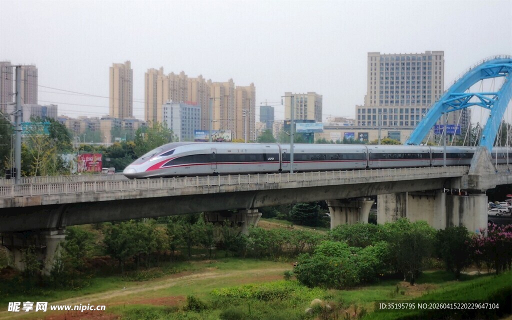 高铁穿行城市桥梁间