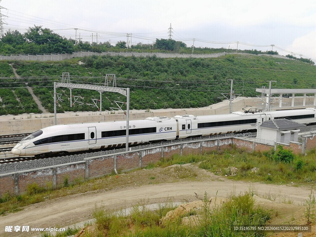 高速行驶的现代化高铁列车