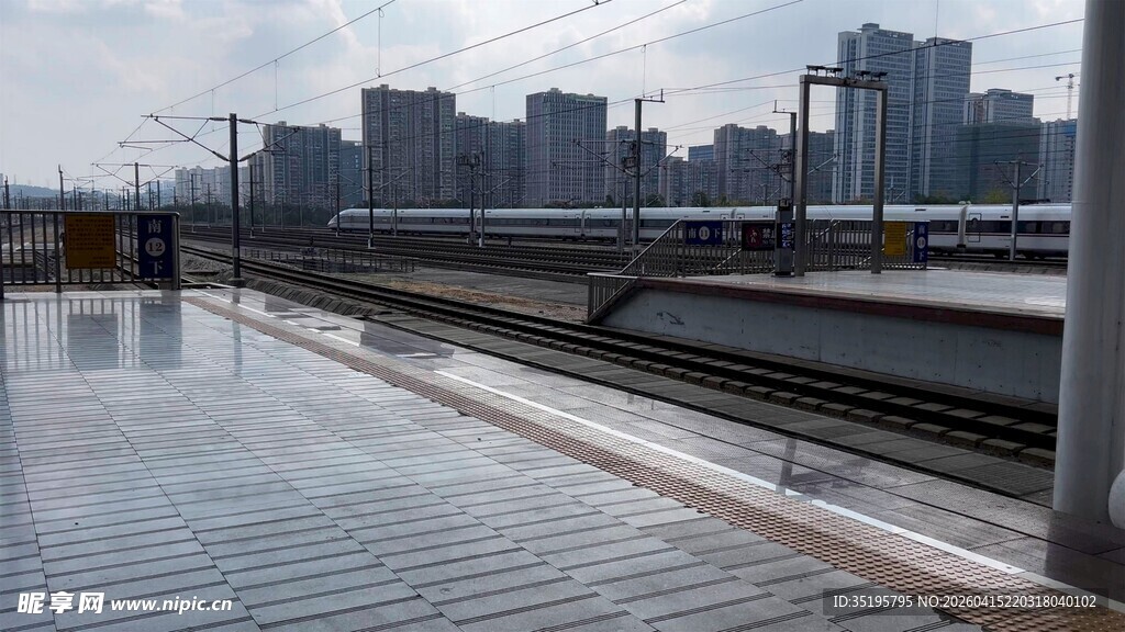 雨后城市铁轨与高楼景观