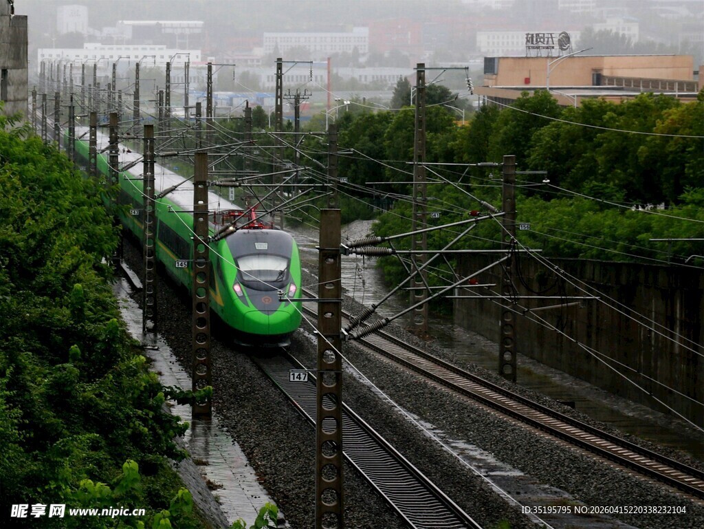 雨中行驶的绿色火车