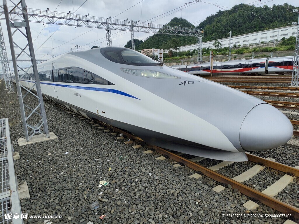 高速列车停靠在铁轨旁