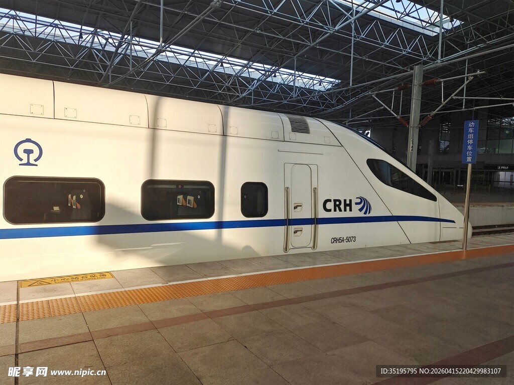 高铁站的白色高速列车