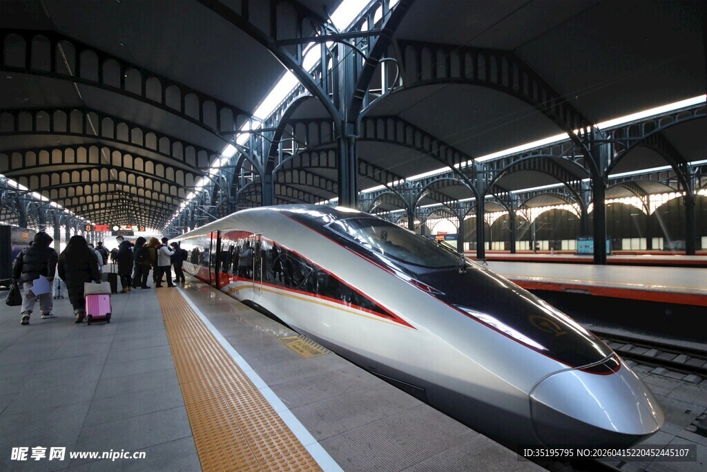 高铁站台上的高速列车
