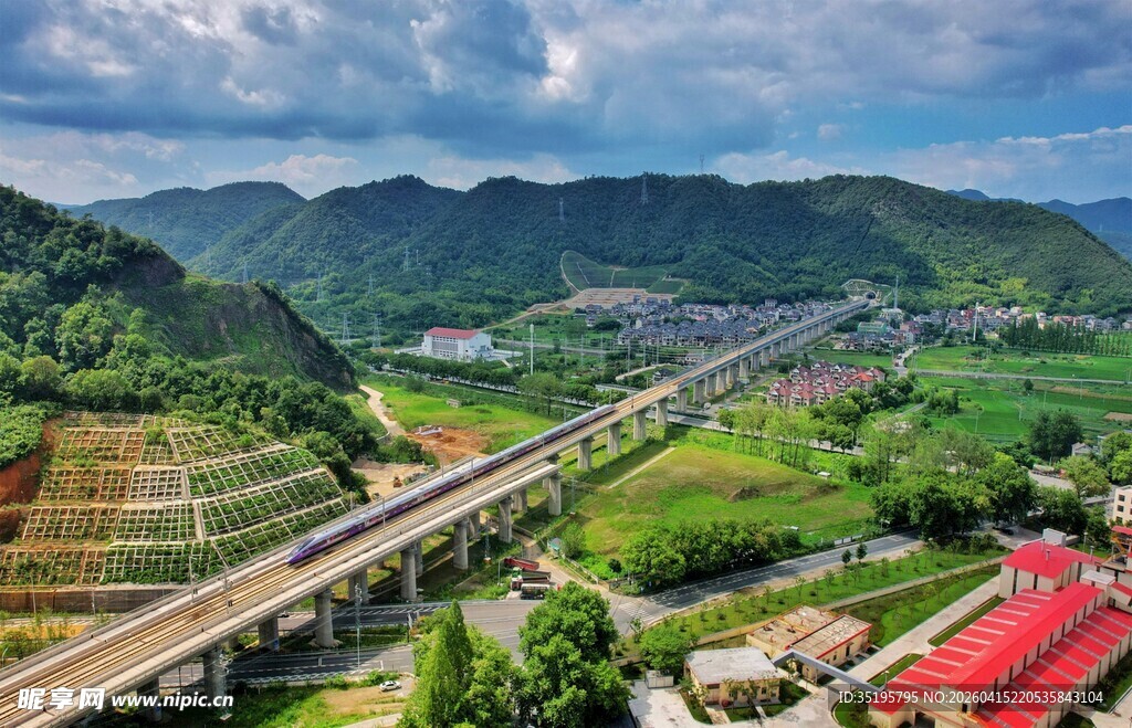 山间公路与多彩村落景观
