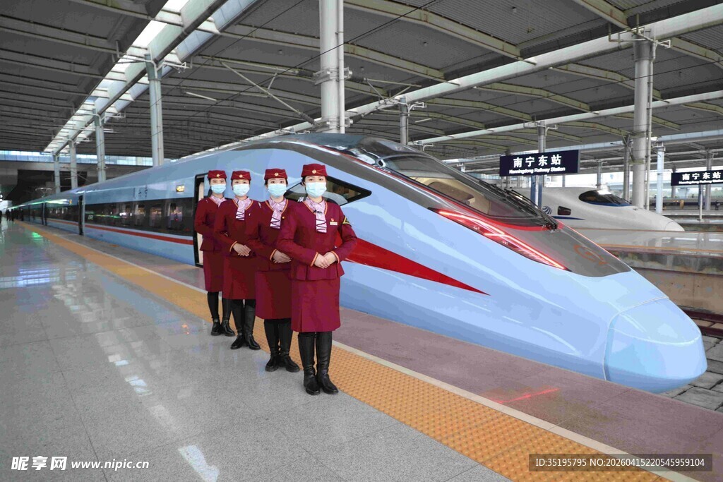 高铁乘务员与列车同框