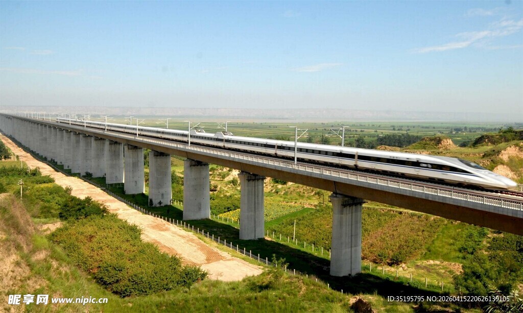 高架铁路桥风景如画