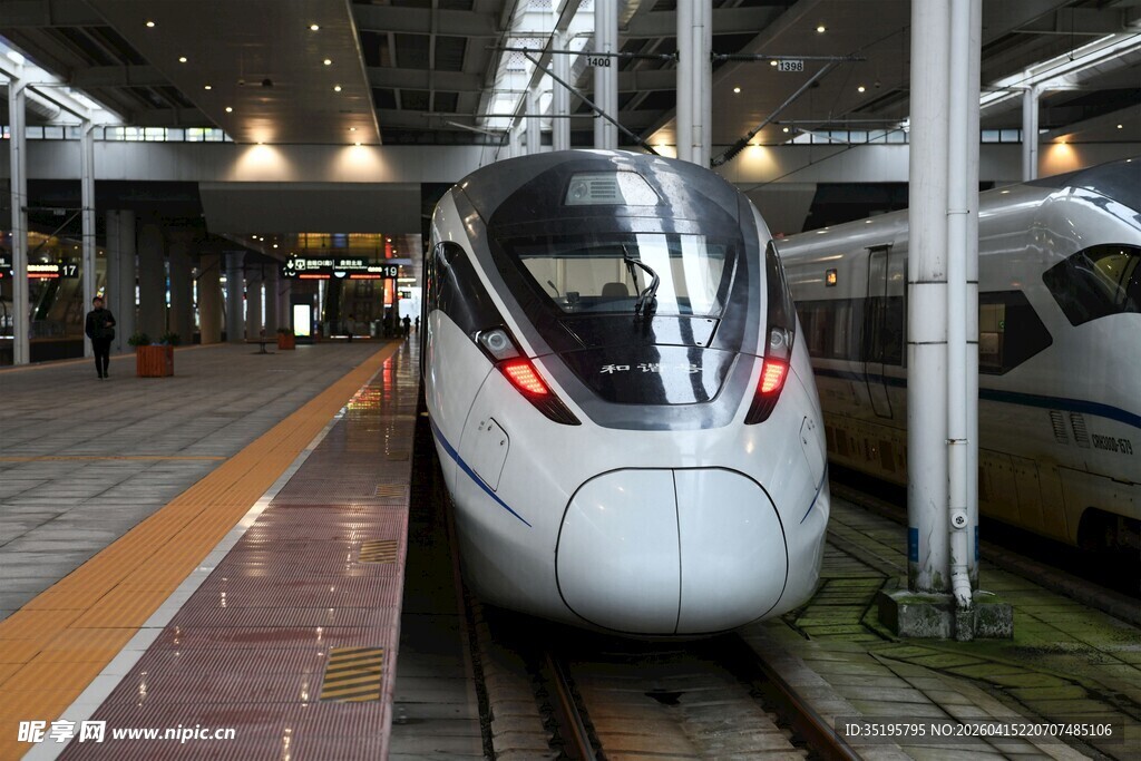 高铁站台上的高速列车