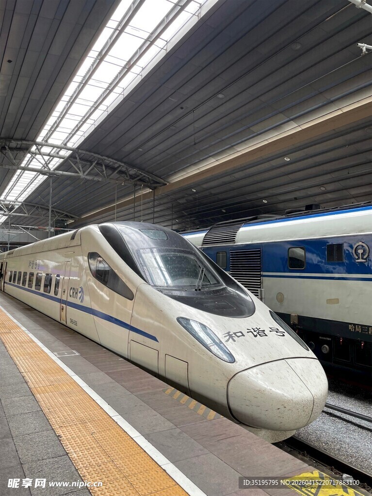 高铁站台上的两列高速列车