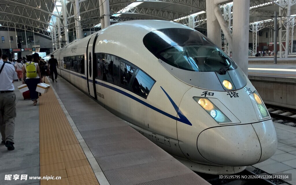 高铁站台上的高速列车