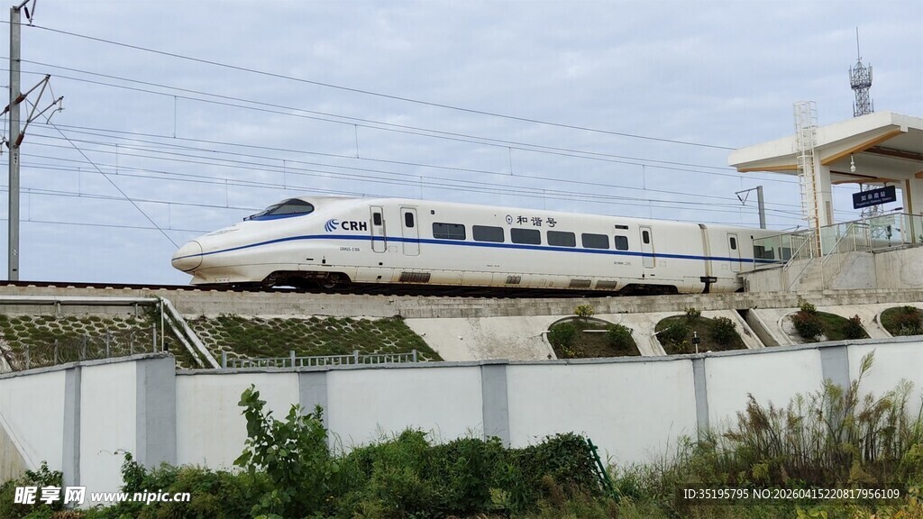 高速列车行驶于户外场景