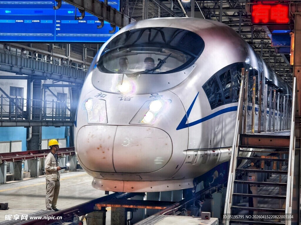 高速列车于检修车间内