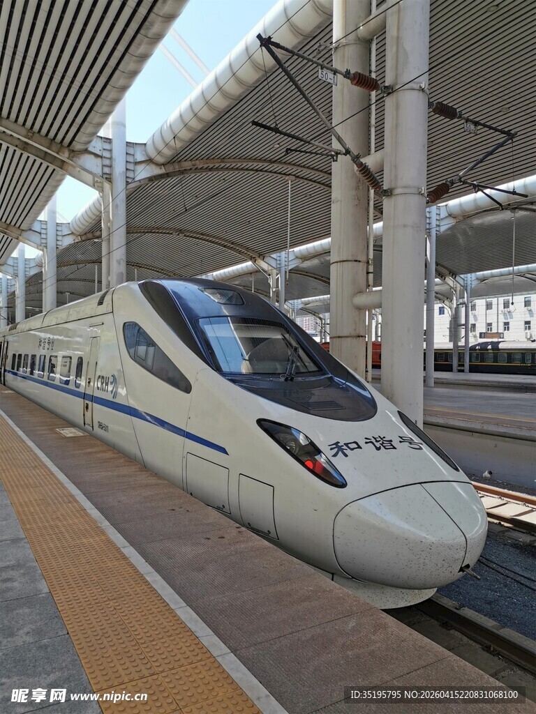 高铁站台上的高速列车