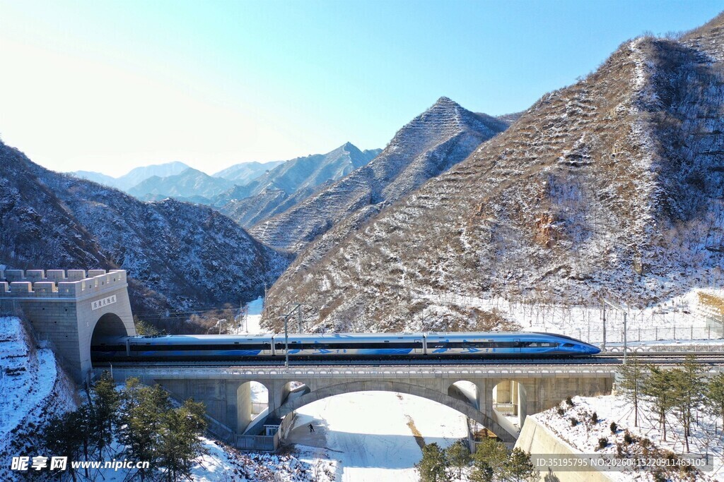 雪中山间高铁桥壮丽景观