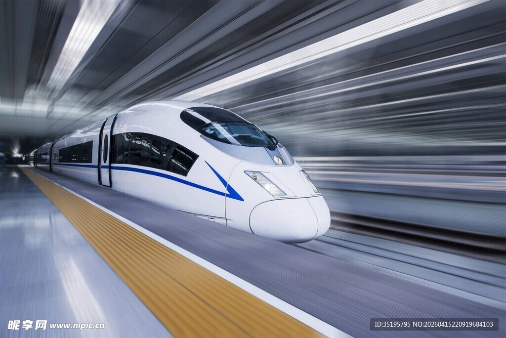 高速列车疾驰于站台