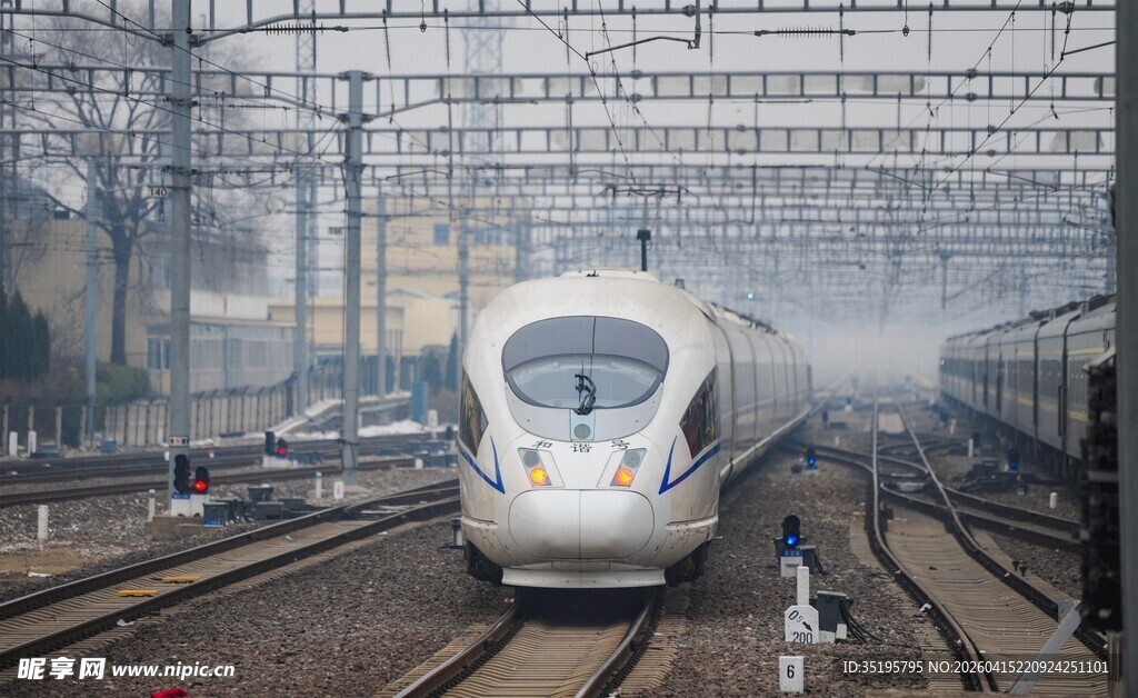 高铁列车停靠在铁轨上