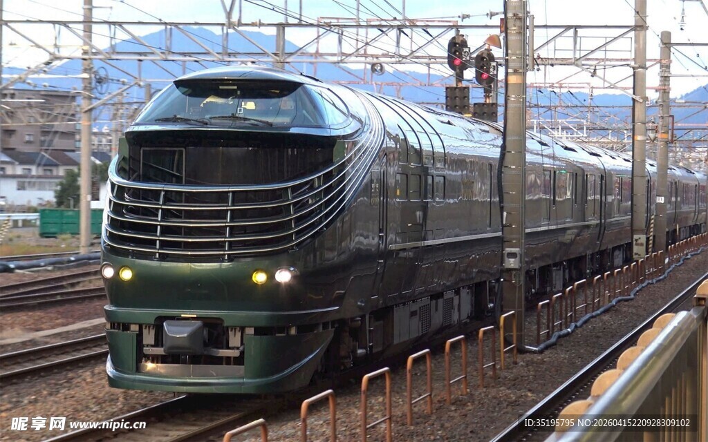 铁轨上的绿色货运火车