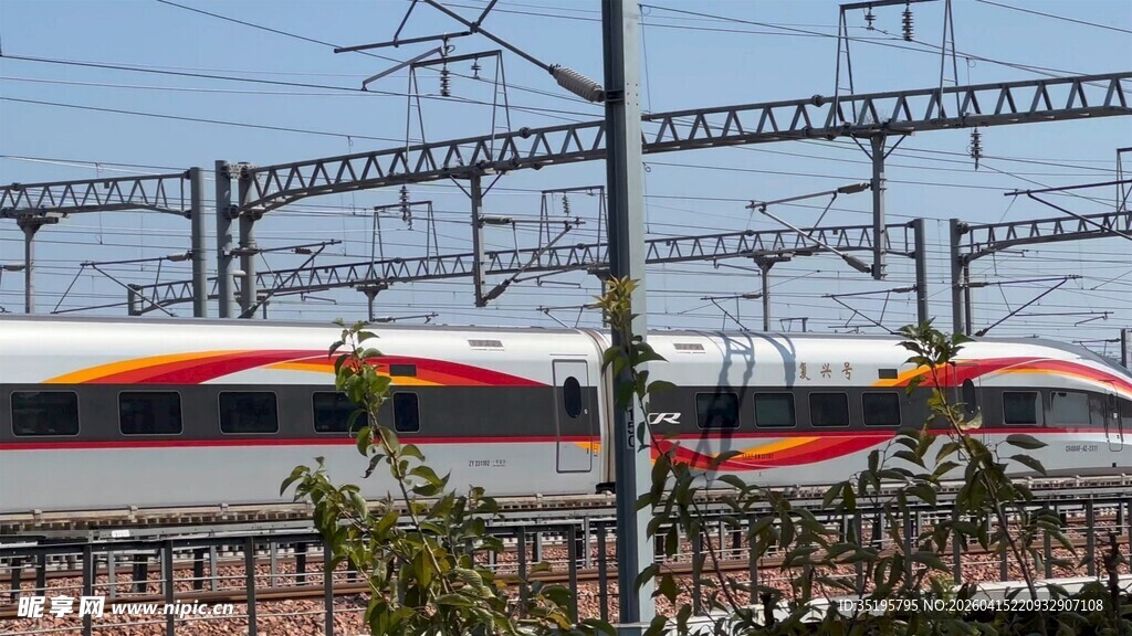 高速行驶的现代化高铁列车