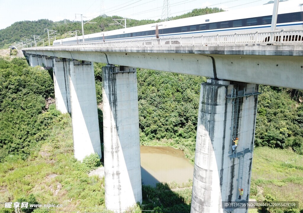 高架桥梁横跨青山绿野