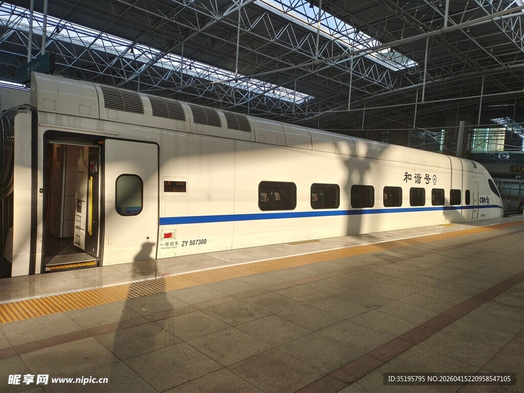 高铁站台上的一列动车