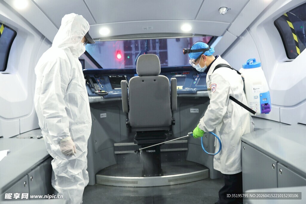 医护人员进行车内消毒工作