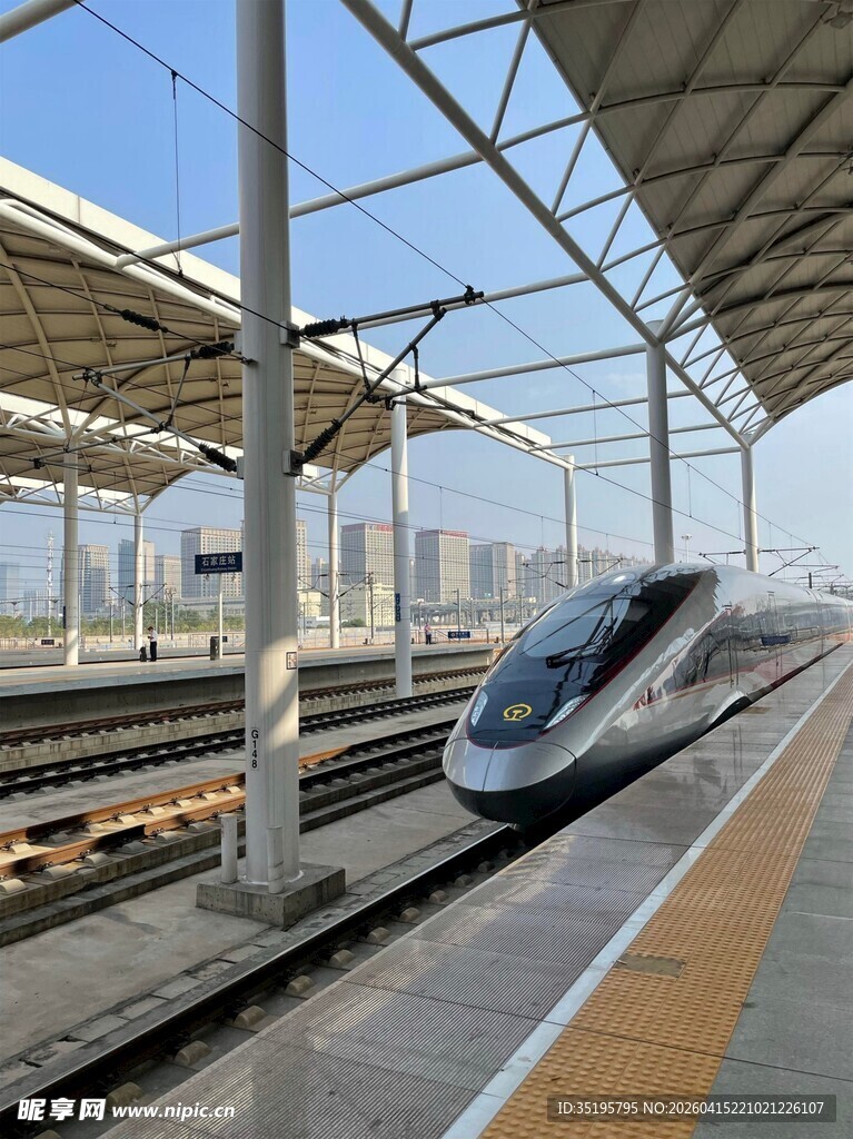 高铁站台上的高速列车