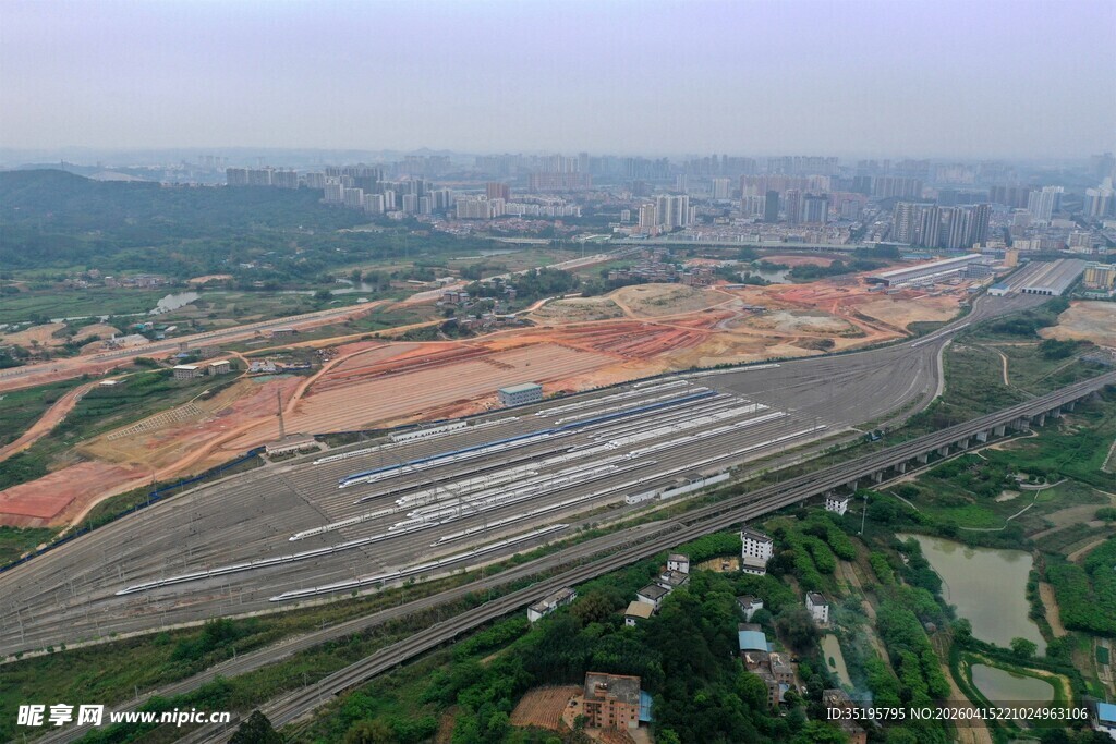 俯瞰城市建设中的铁路区域