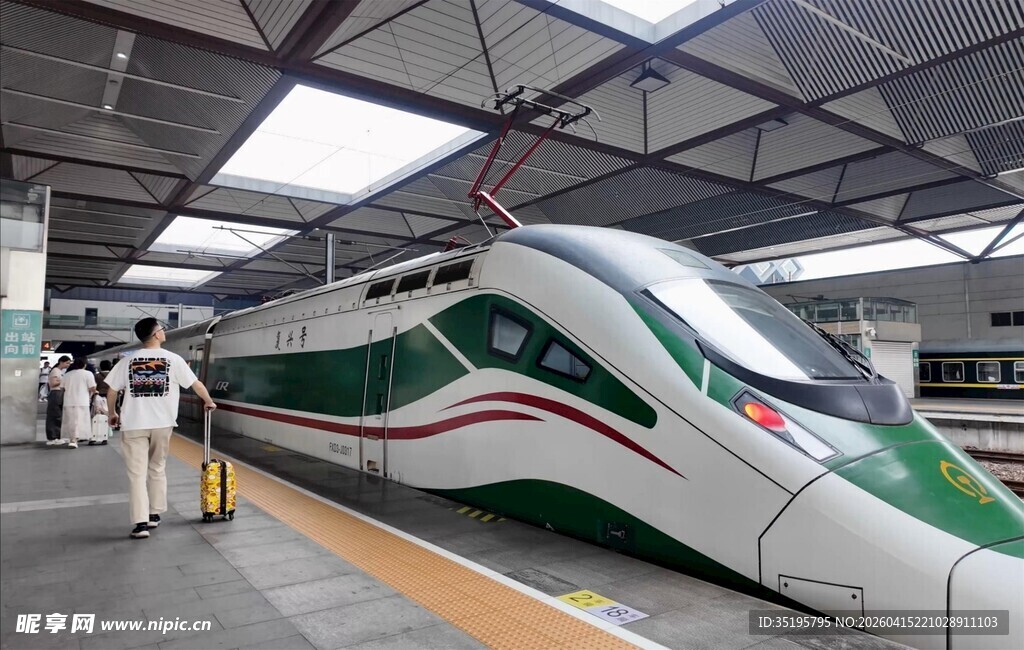 绿白相间高铁停靠站台