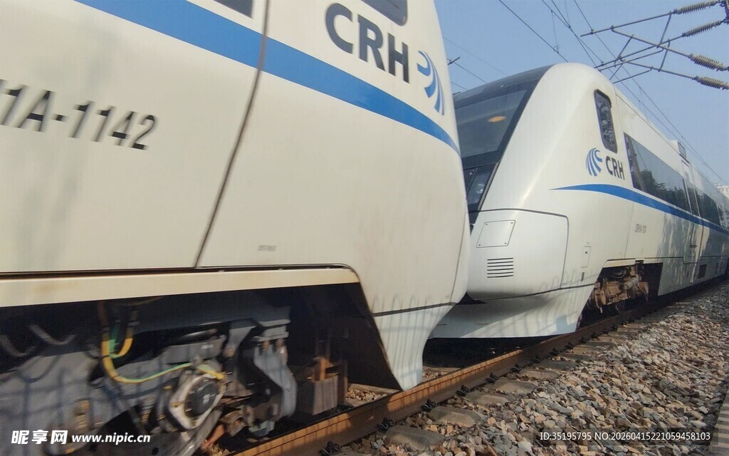 出轨的CRH5型动车组列车