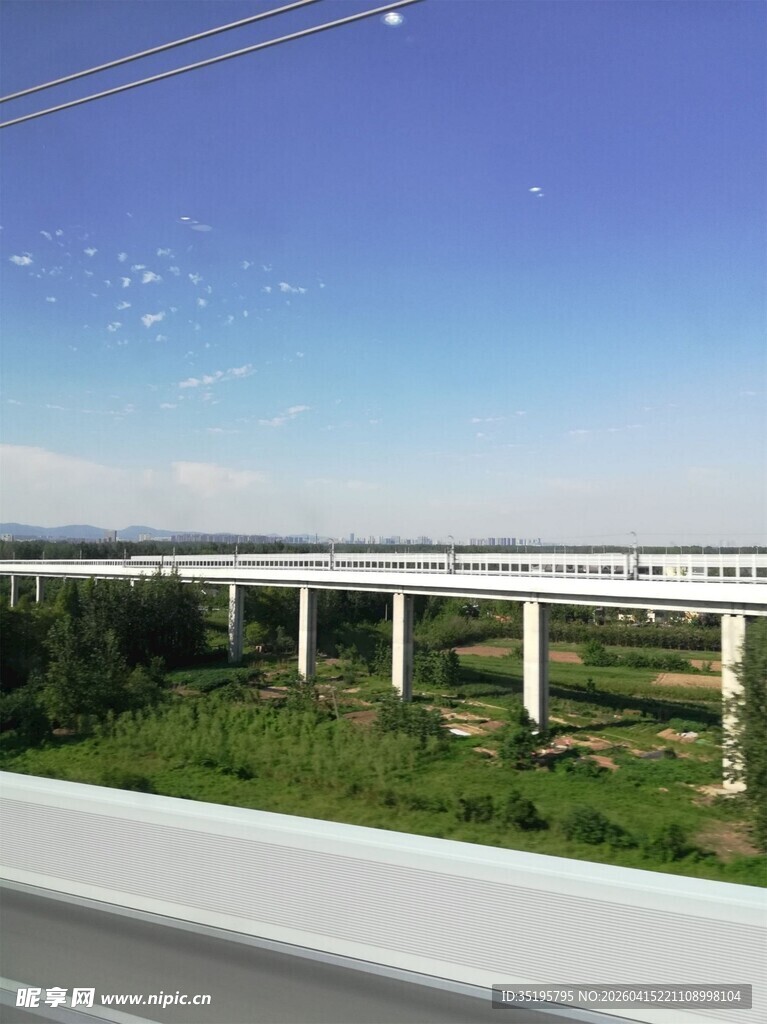 高铁桥上飞驰的列车