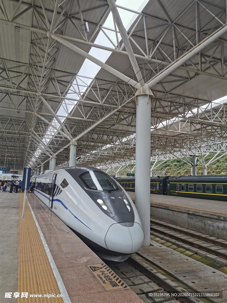 高铁站台上的高速列车