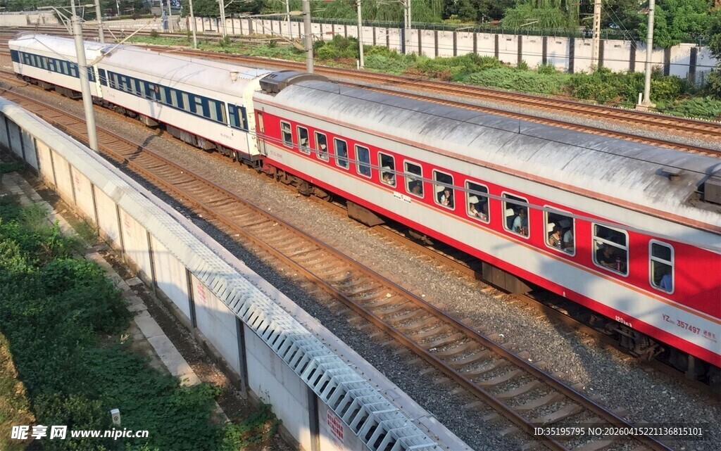 红色列车行驶在铁轨上