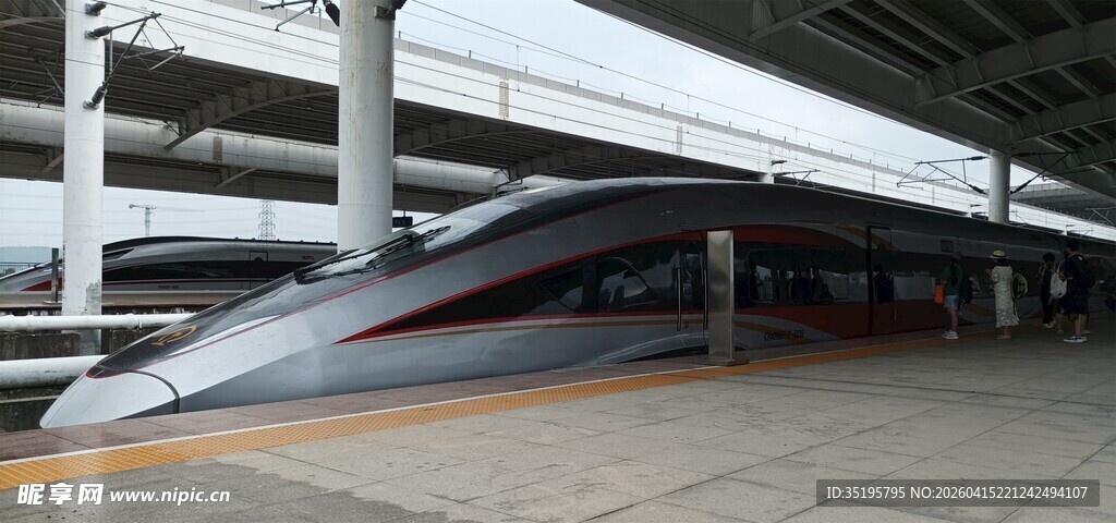 高铁站的高速列车