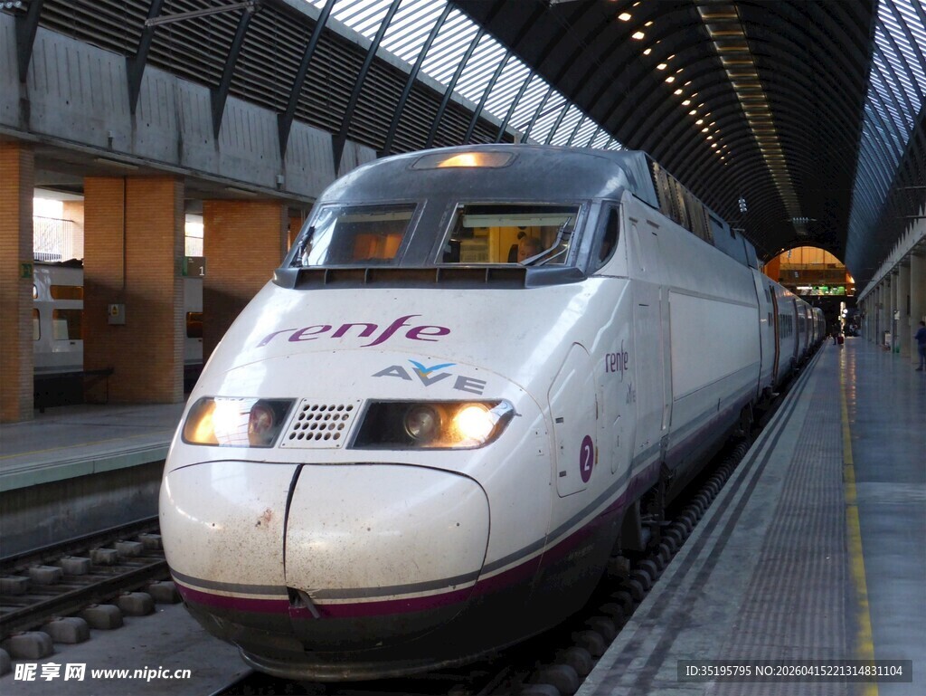 停靠站台的高速列车