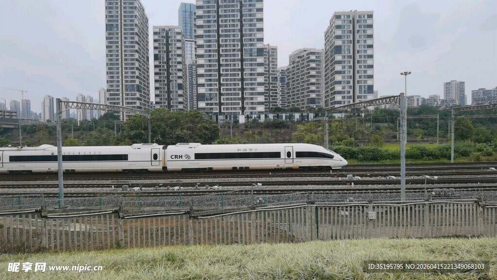 城市旁飞驰的高速列车