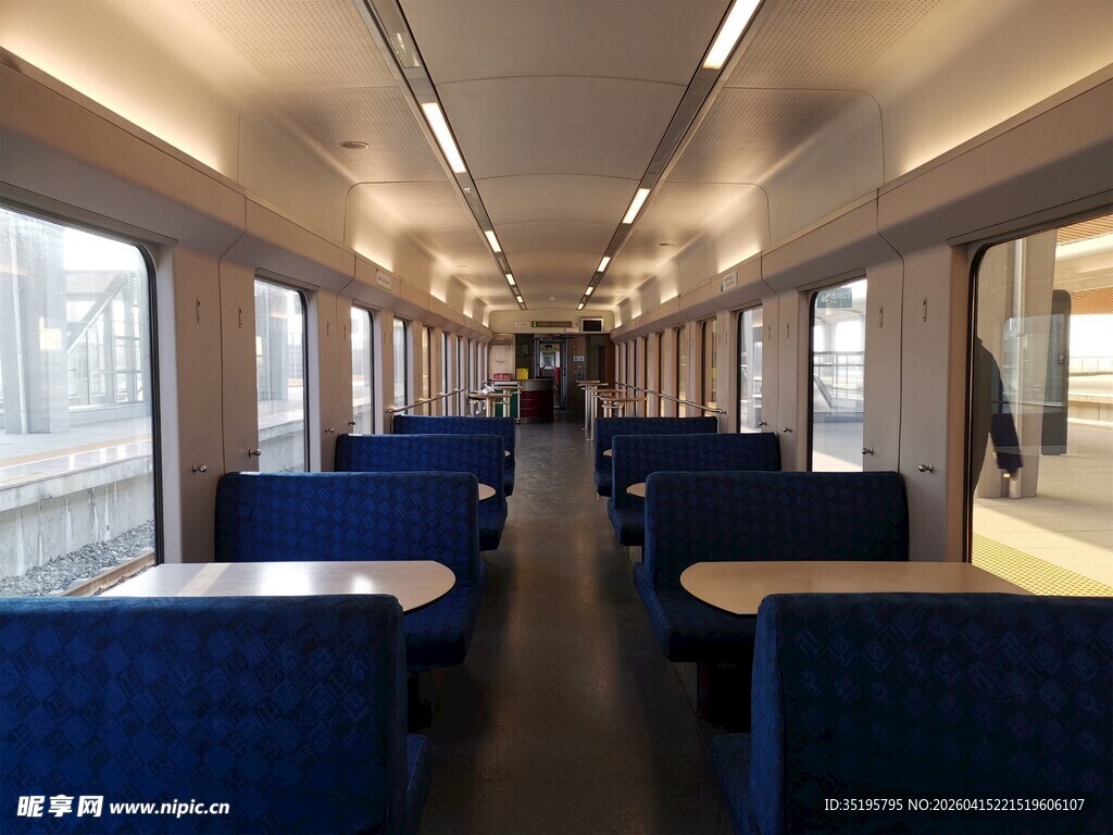 火车车厢内的蓝色座椅布局